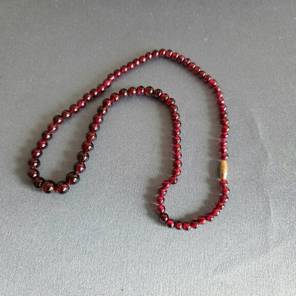 vintage red garnet necklace. Retro jewelry. 17.5'' long. - Picture 2 of 5